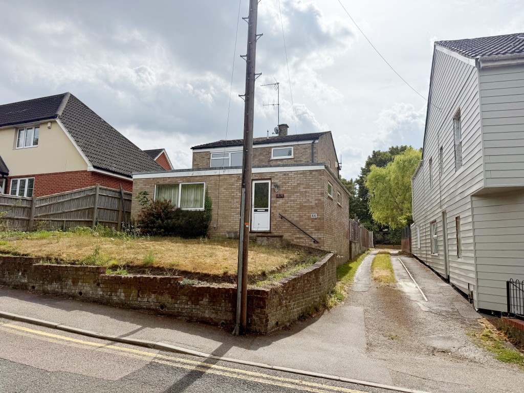 Lot: 171 - DETACHED HOUSE AND ASSOCIATED LAND WITH POTENTIAL - Front of property